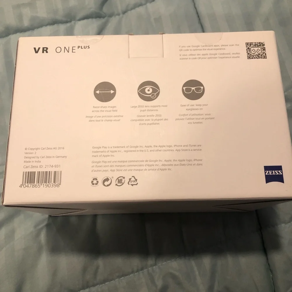 NWOT VR One Plus, Virtual Reality headset, turns your phone into 3D visual